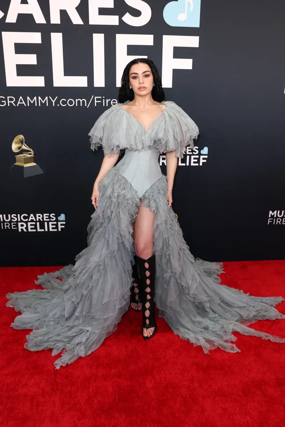 Charli XCX en la alfombra roja de los Grammys 2025.