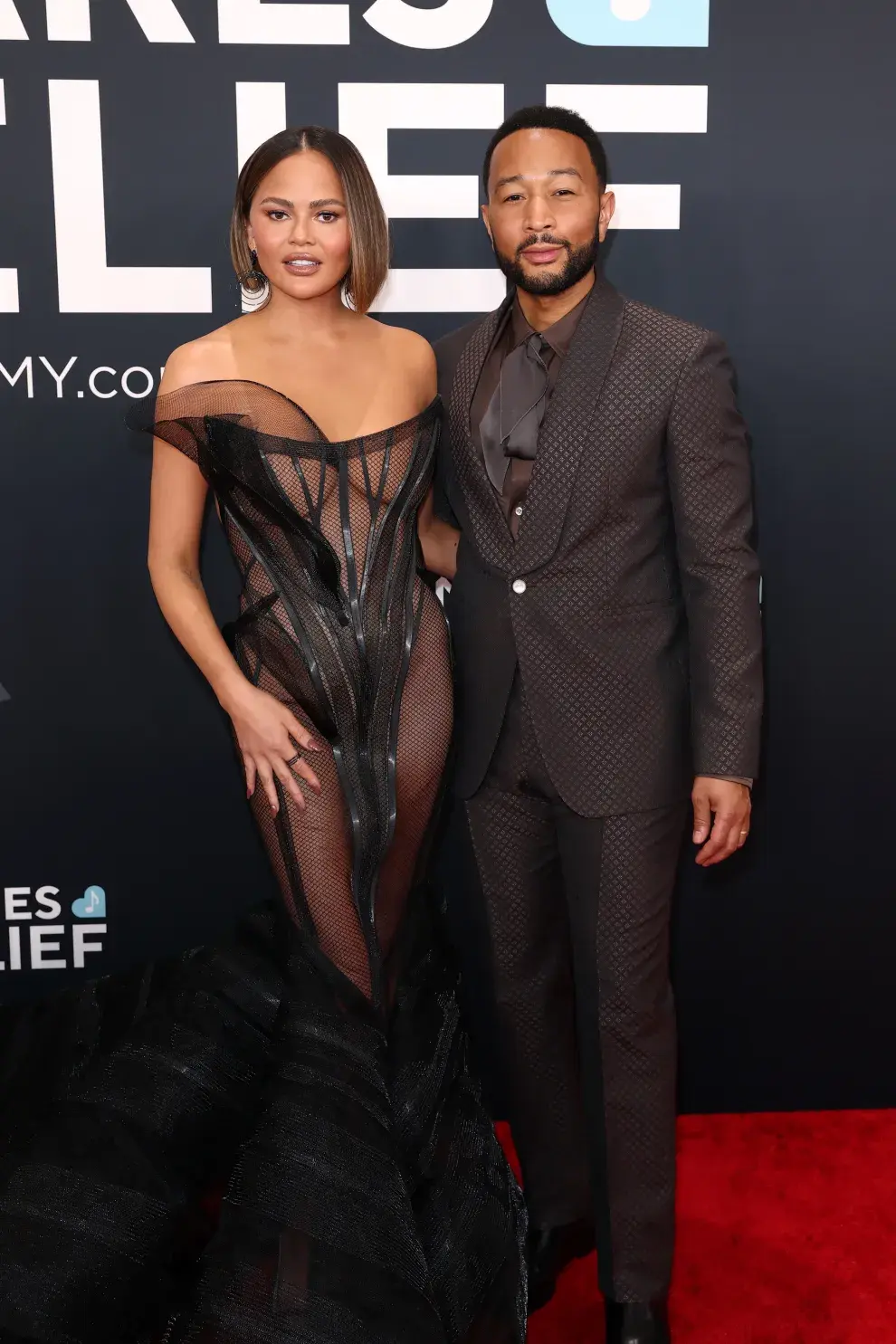 Chrissy Teigen y John Legend en la alfombra roja de los Grammys 2025.