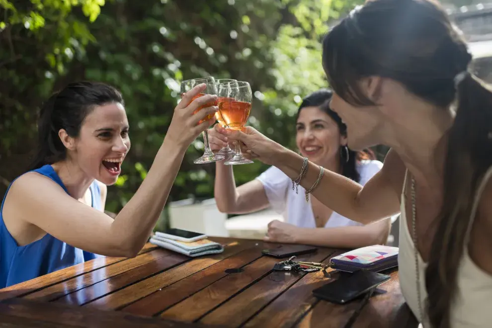 Salida con amigas: brindis