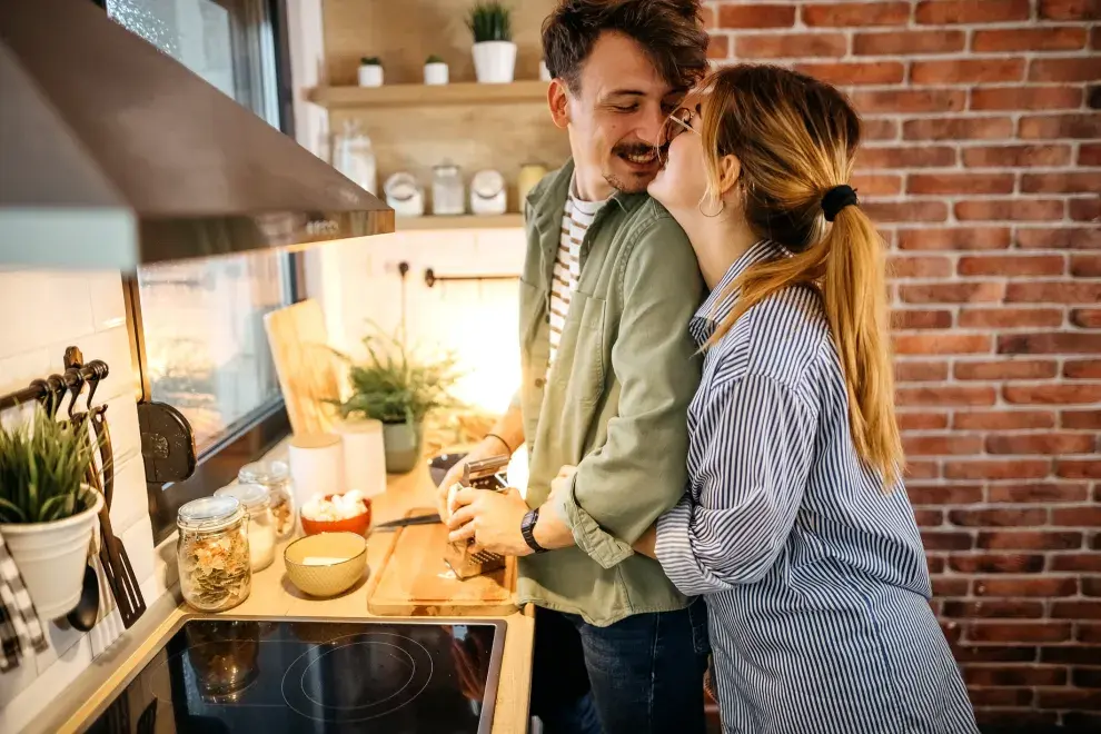 pareja cocinando