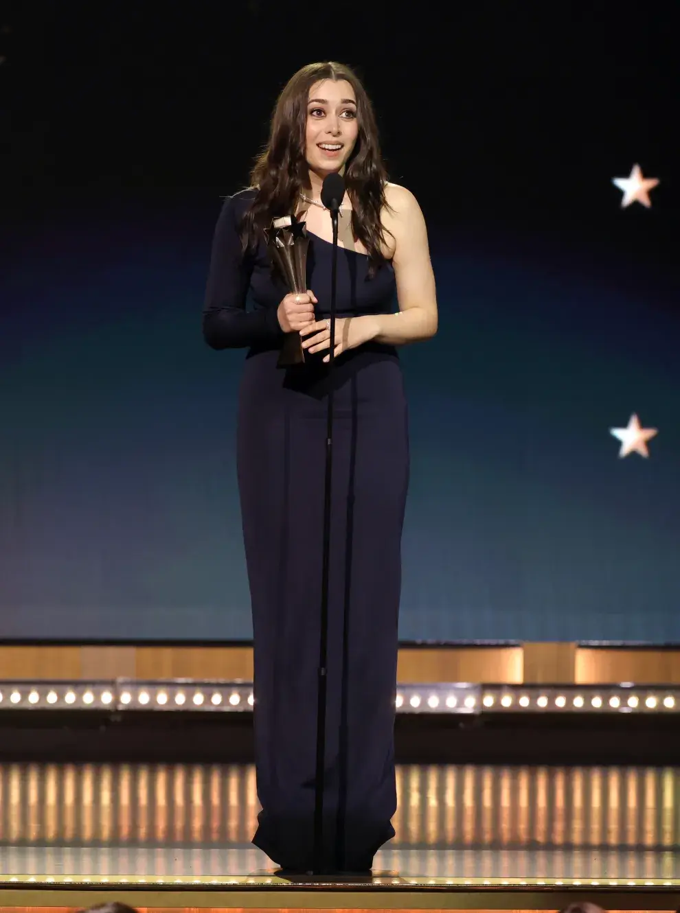 Cristin Milioti recibiendo su premio por El Pingüino en los Critics Choice Awards 2025.