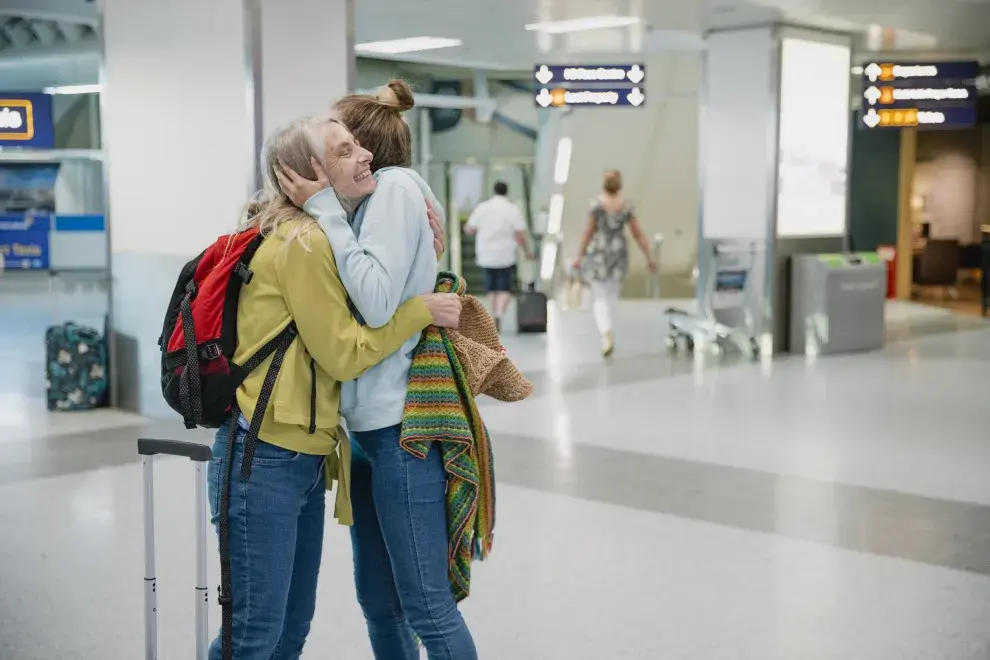 Madre e hija se despiden en el aeropuerto.