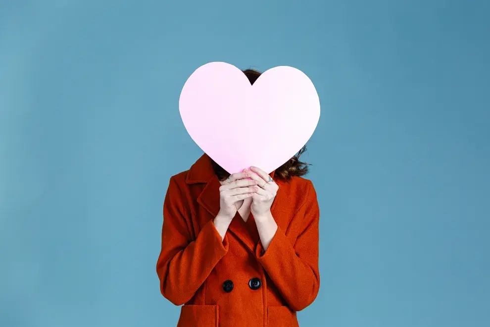 Mujer con corazón por Día de los Enamorados