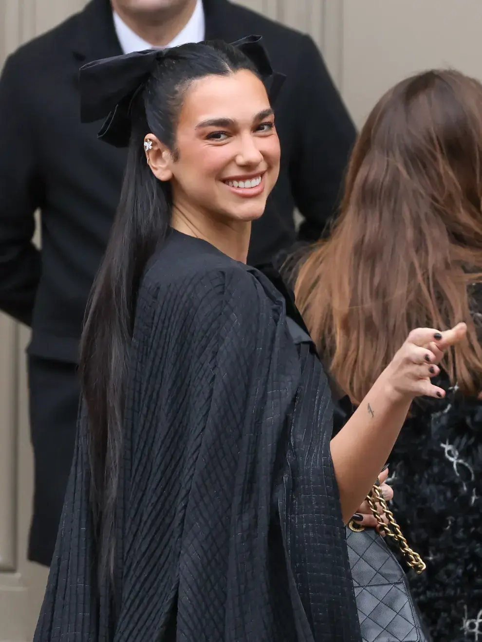 Dua lipa con un look total black