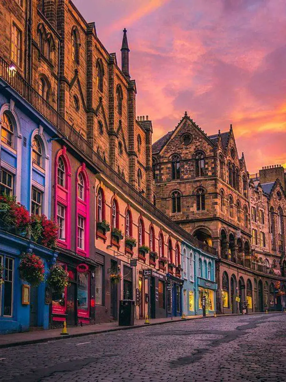 Edimburgo es la capital compacta y montañosa de Escocia. Tiene una ciudad antigua medieval y una elegante ciudad nueva georgiana con jardines y edificios neoclásicos. 