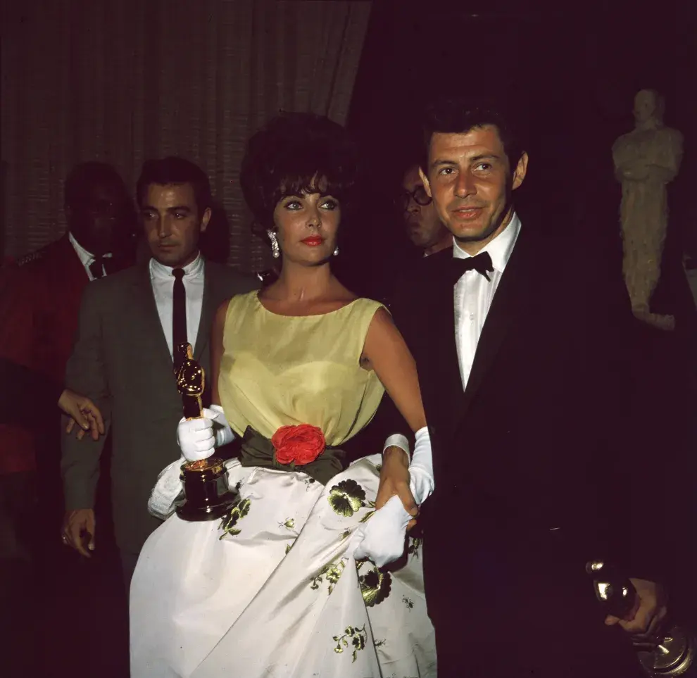 Elizabeth Taylor con un diseño de alta costura de Dior en los Oscar de 1961.