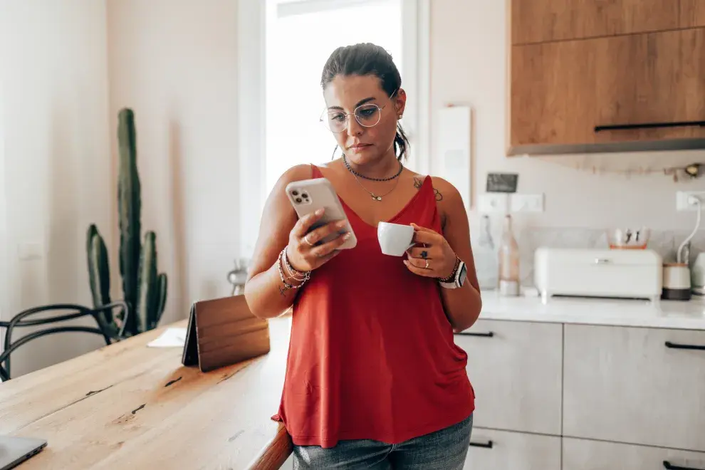 mujer con celular