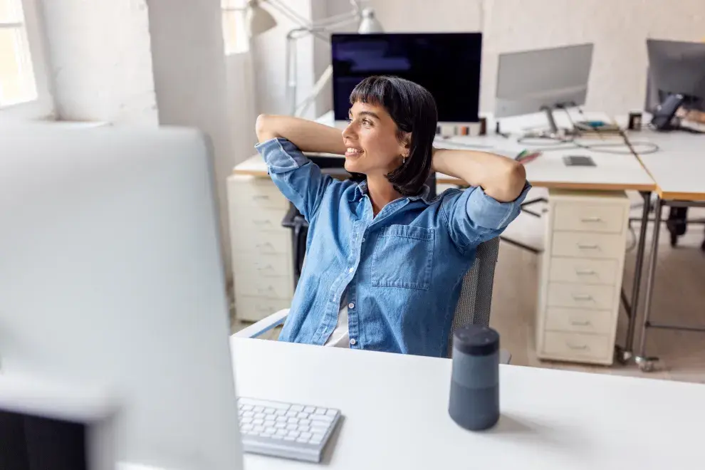 Este trastorno es típico de personas que llevan un estilo de vida sedentario o de largas horas frente a una PC sin tener momentos de estiramiento 