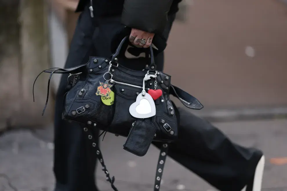 bolso con charms