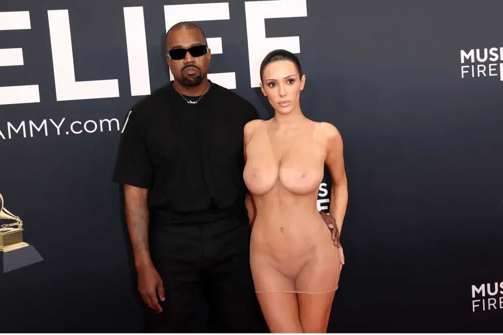 Bianca Censori, pareja de Kanye West, acaparó todas las miradas con un outfit que generó controversia y le costó su expulsión del evento