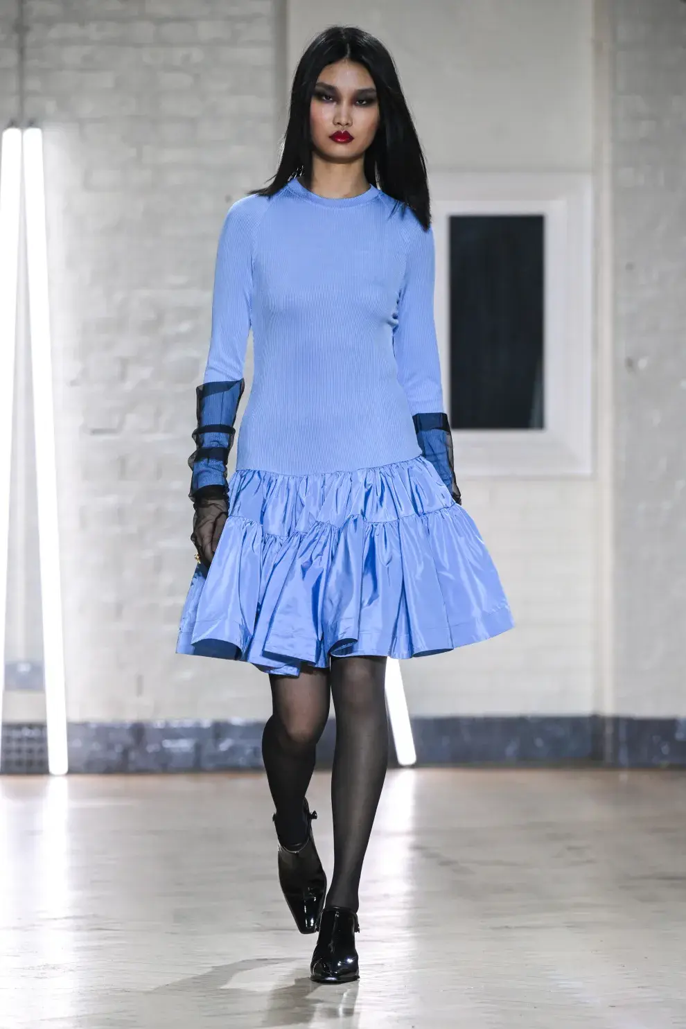 Waist down dress en London Fashion Week