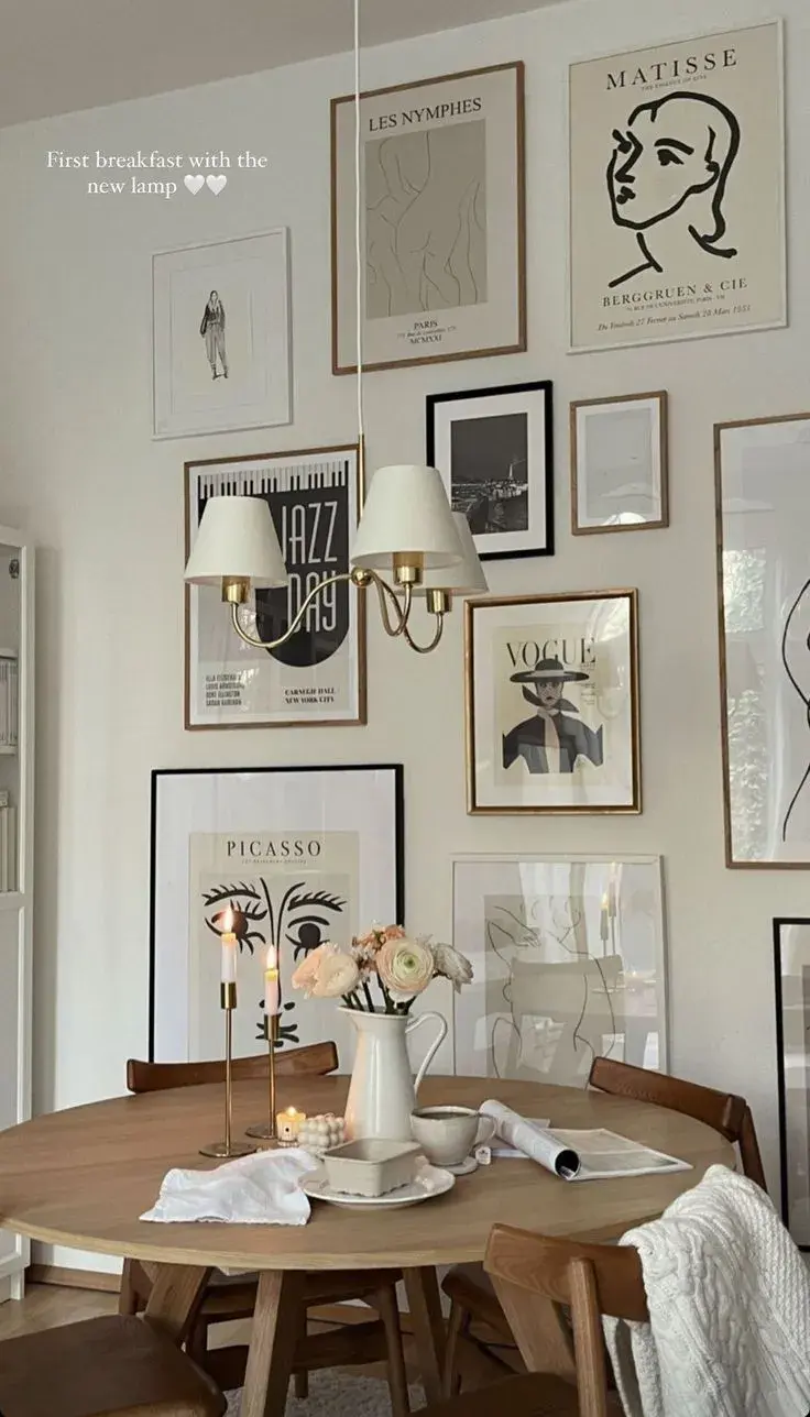Pared con muchos cuadros.