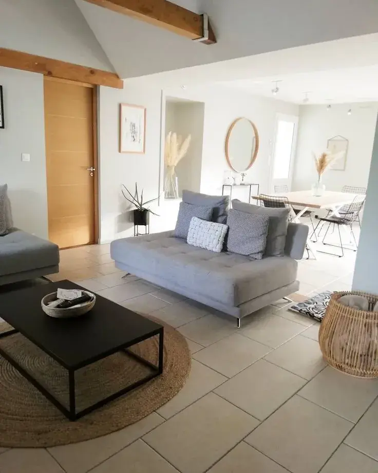 Foto de ambiente dividido por un sillón sin brazos.