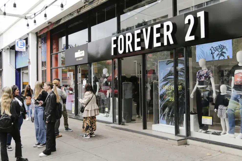 Forever 21 enfrenta una fuerte crisis financiera y por este motivo se vio obligada a cerrar alrededor de 200 locales ubicados en Estados Unidos