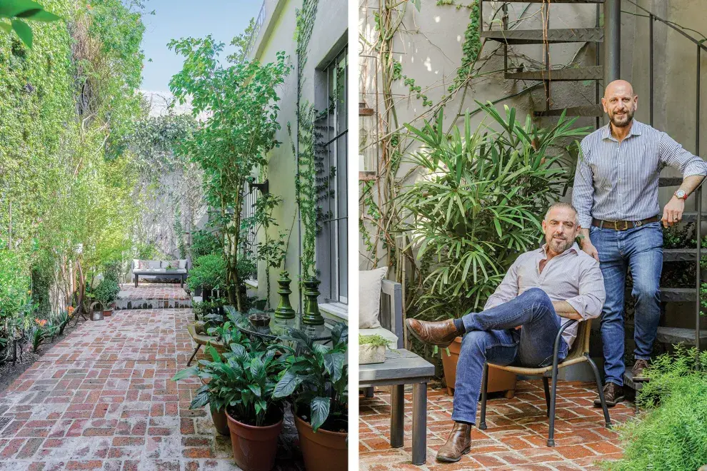 Javier y Horacio posan en el patio que hoy disfrutan día y noche.