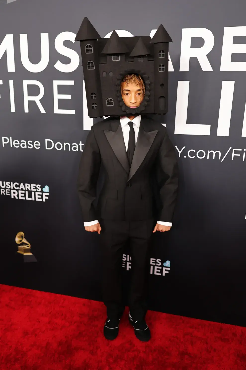 Jaden Smith en la alfombra roja de los Grammys 2025.