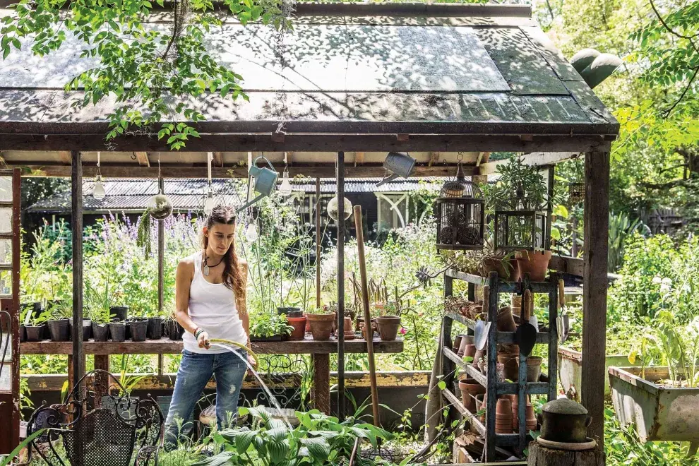 Paquita Romano junto a su jardín de invierno. Frescas y fragantes, las primeras horas de la mañana son el mejor momento para contemplar el jardín. Y también para investigarlo y trabajarlo. 