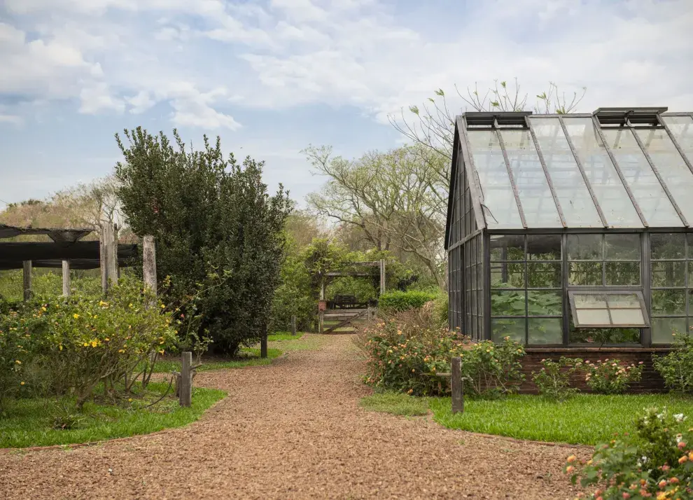 El paisajismo es por demás sencillo, solo plantas nativas y unos pocos unos arbustos y plantas exóticas que acompañan las construcciones.