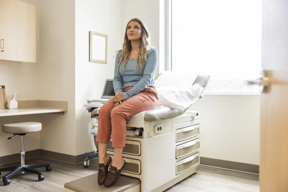 mujer joven en consultorio médico