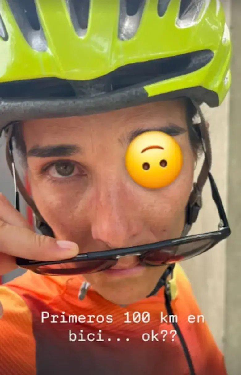 Foto de Juana Viale en bicicleta.