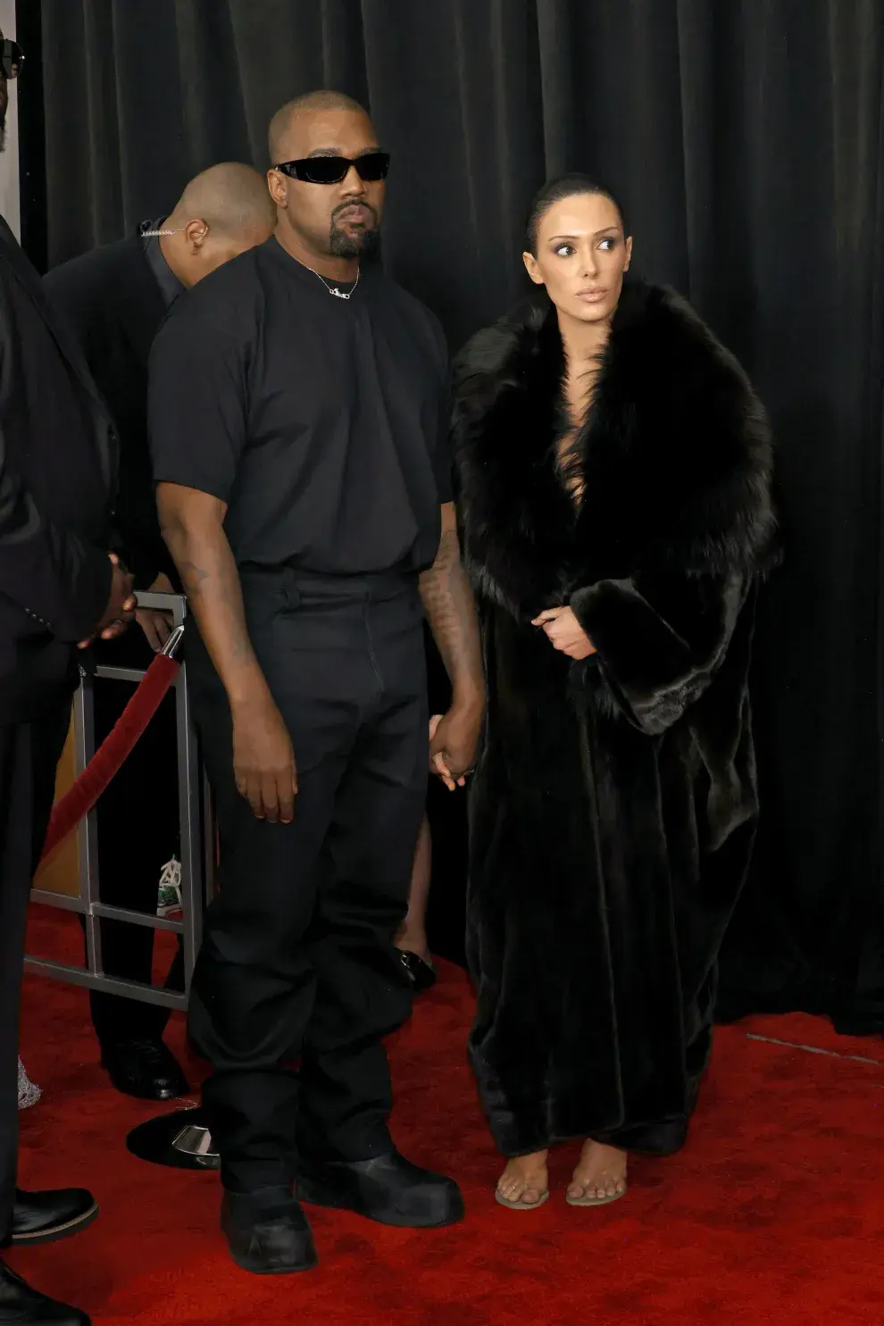 Kanye West y Bianca Censori en la alfombra roja de los Grammys 2025.