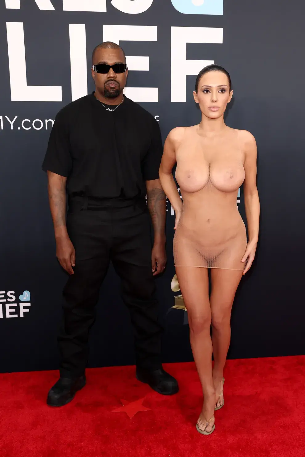 Kanye West y Bianca Censori en la alfombra roja de los Grammys 2025.