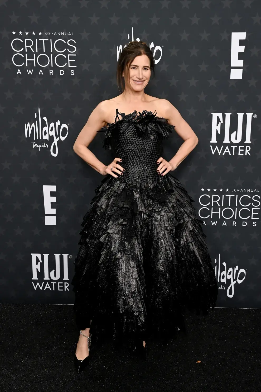 Kathryn Hahn en la alfombra roja de los Critics Choice Awards 2025.