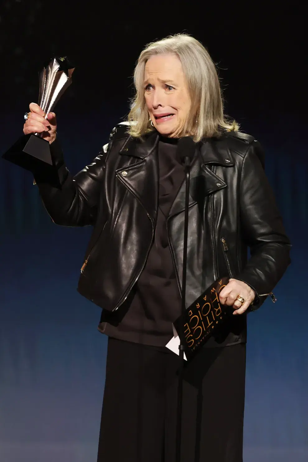 La emoción de Kathy Bates recibiendo su premio a mejor actriz por Matlock en los Critics Choice Awards 2025.