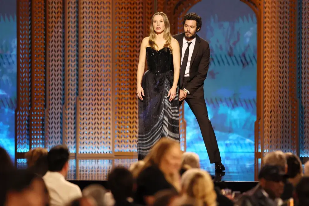 Kristen Bell y Adam Brody en la ceremonia de los SAG Awards 2025.