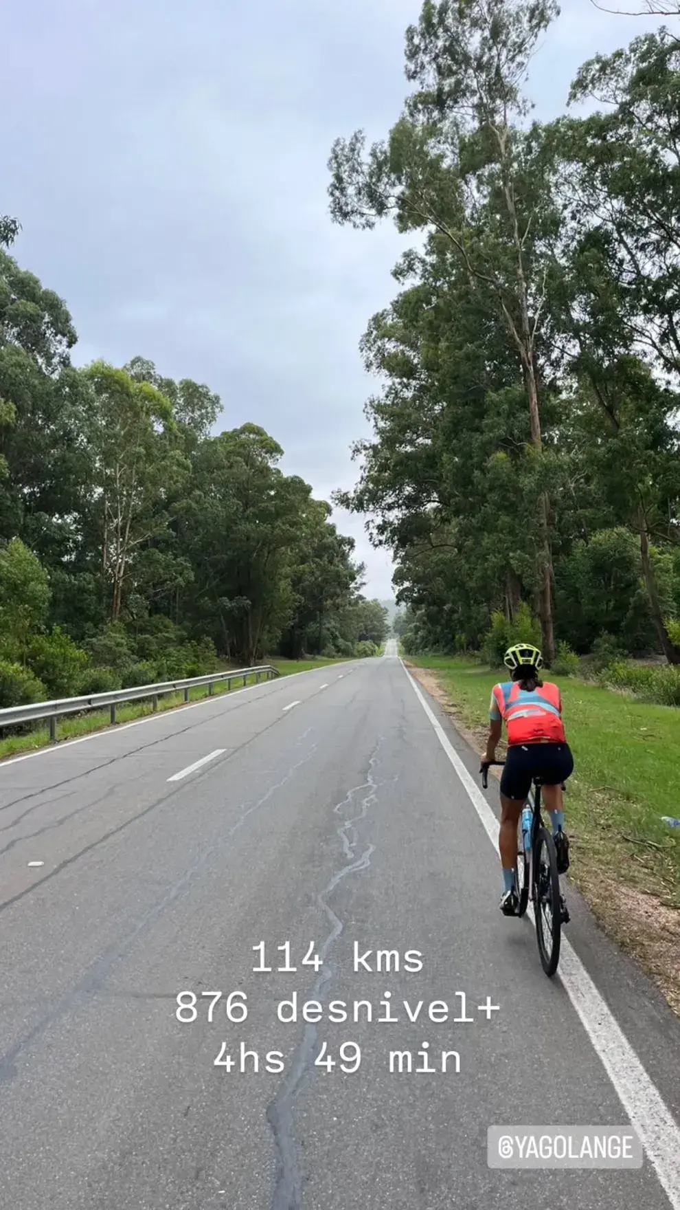 Foto de Juana Viale en bicicleta.