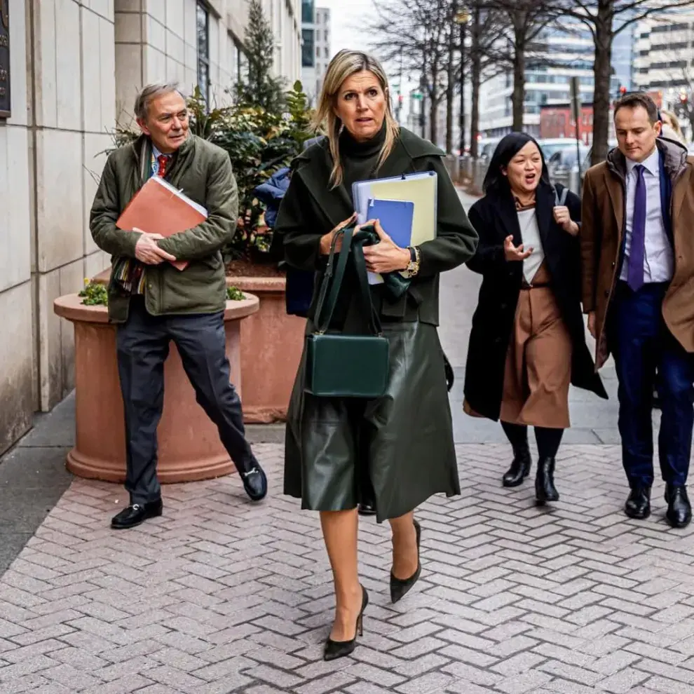 La Reina Máxima con un look monocromático durante su viaje por Washington, en febrero de 2025.