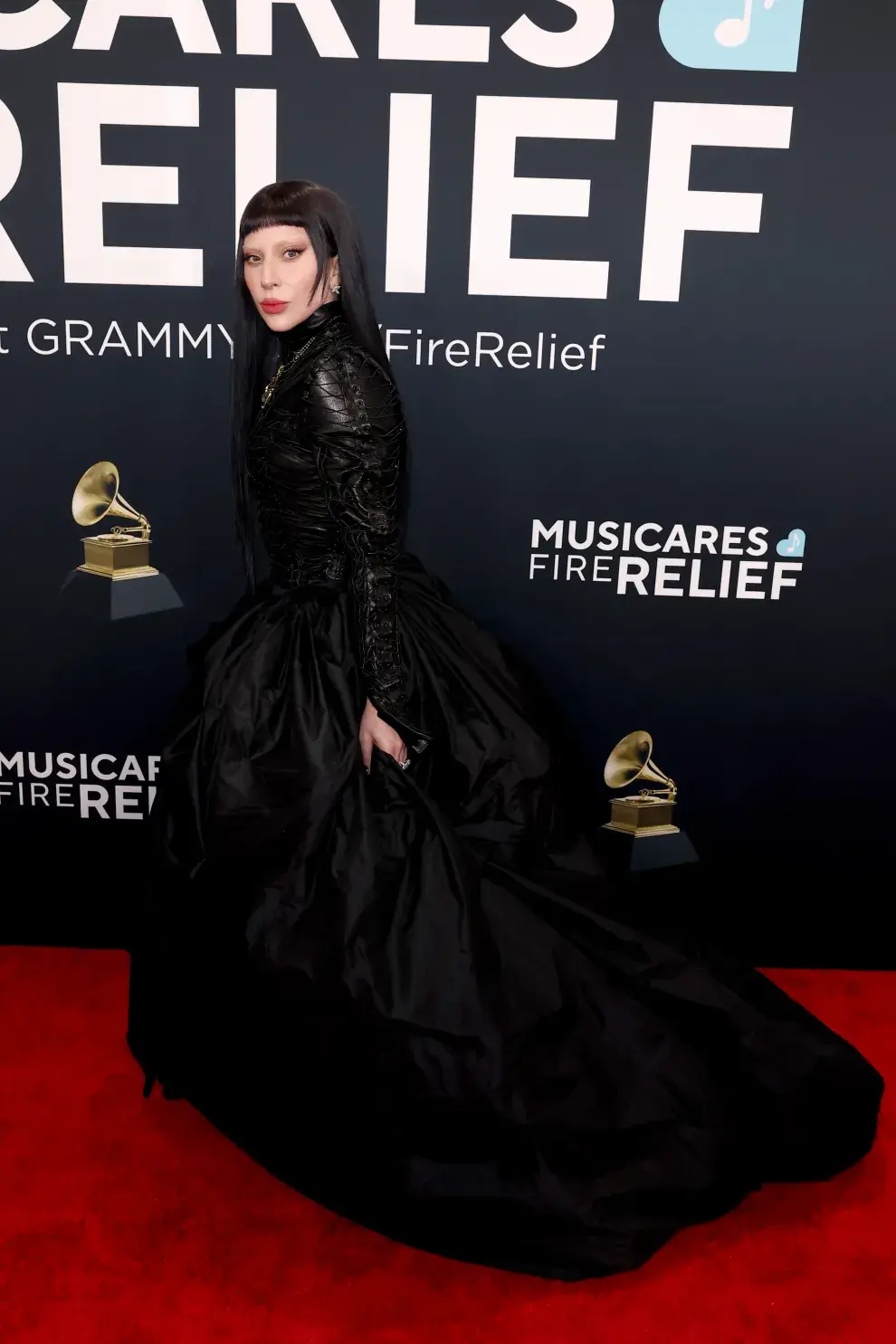 Lady Gaga en la alfombra roja de los Grammys 2025.