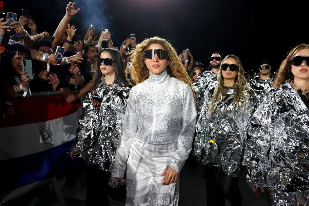 Shakira viste de Versace en la gira Las mujeres ya no lloran.
