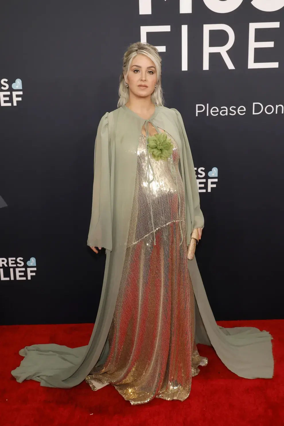 Maggie Rose en la alfombra roja de los Grammys 2025.