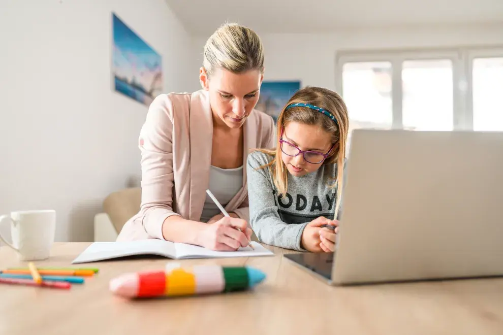 Mujer e hija organizando tareas