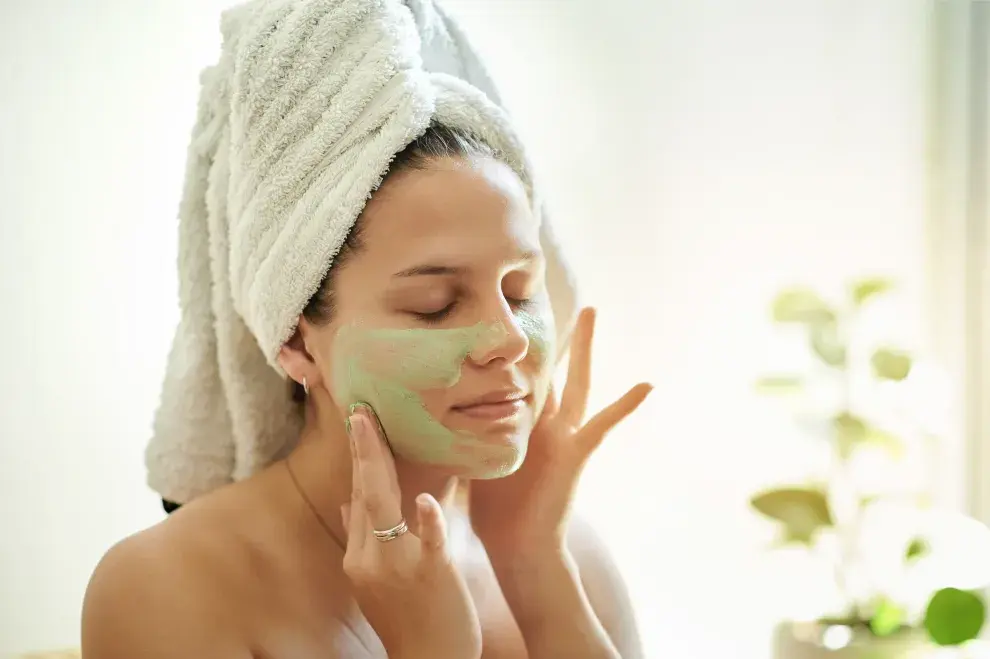 Una mujer haciéndose una mascarilla facial