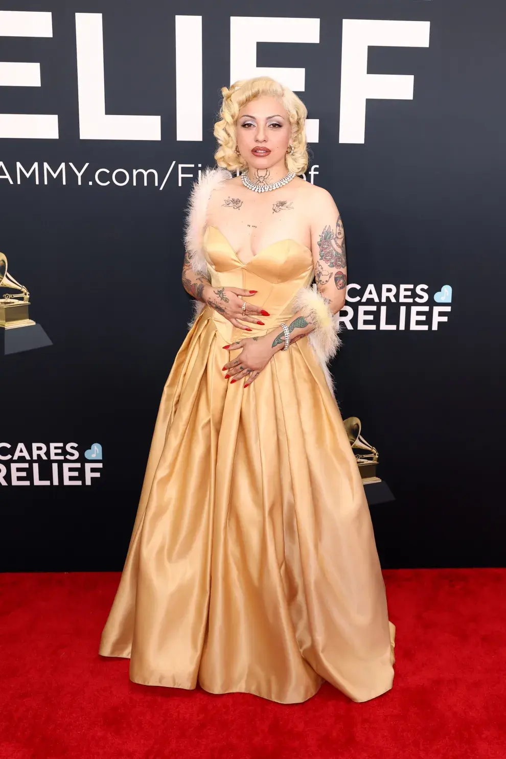 Mon Laferte en la alfombra roja de los Grammys 2025.