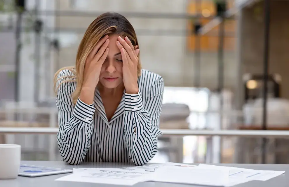 mujer preocupada en el trabajo