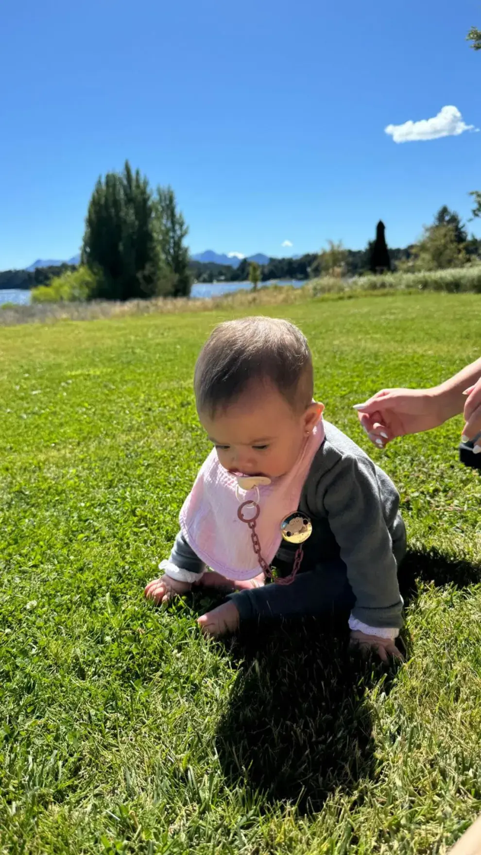 Foto de Olivia, la hija de Kun Agüero y Sofía Calzetti, disfrutando de la casa de Juliana Awada en el sur argentino.