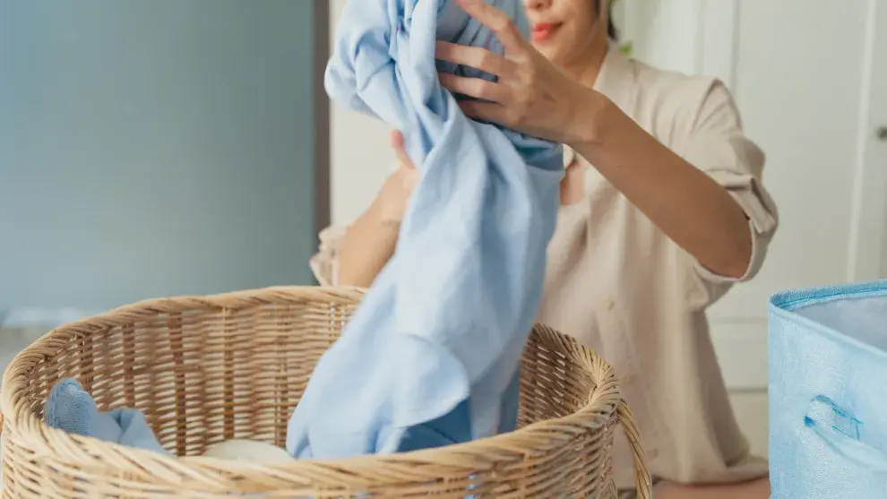 mujer ordena ropa