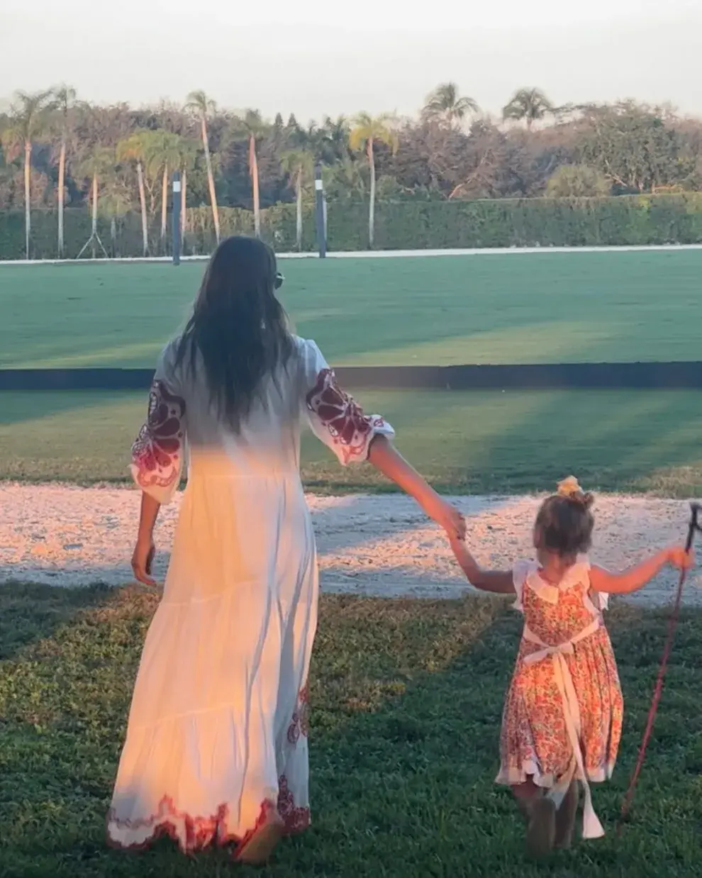 El look boho chic en composé de Pampita y su hija Anita.