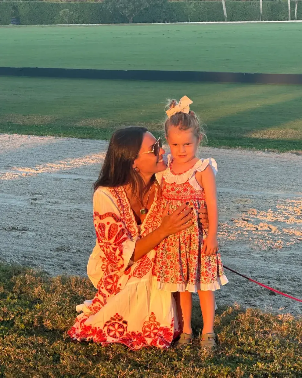 El look boho chic en composé de Pampita y su hija Anita.