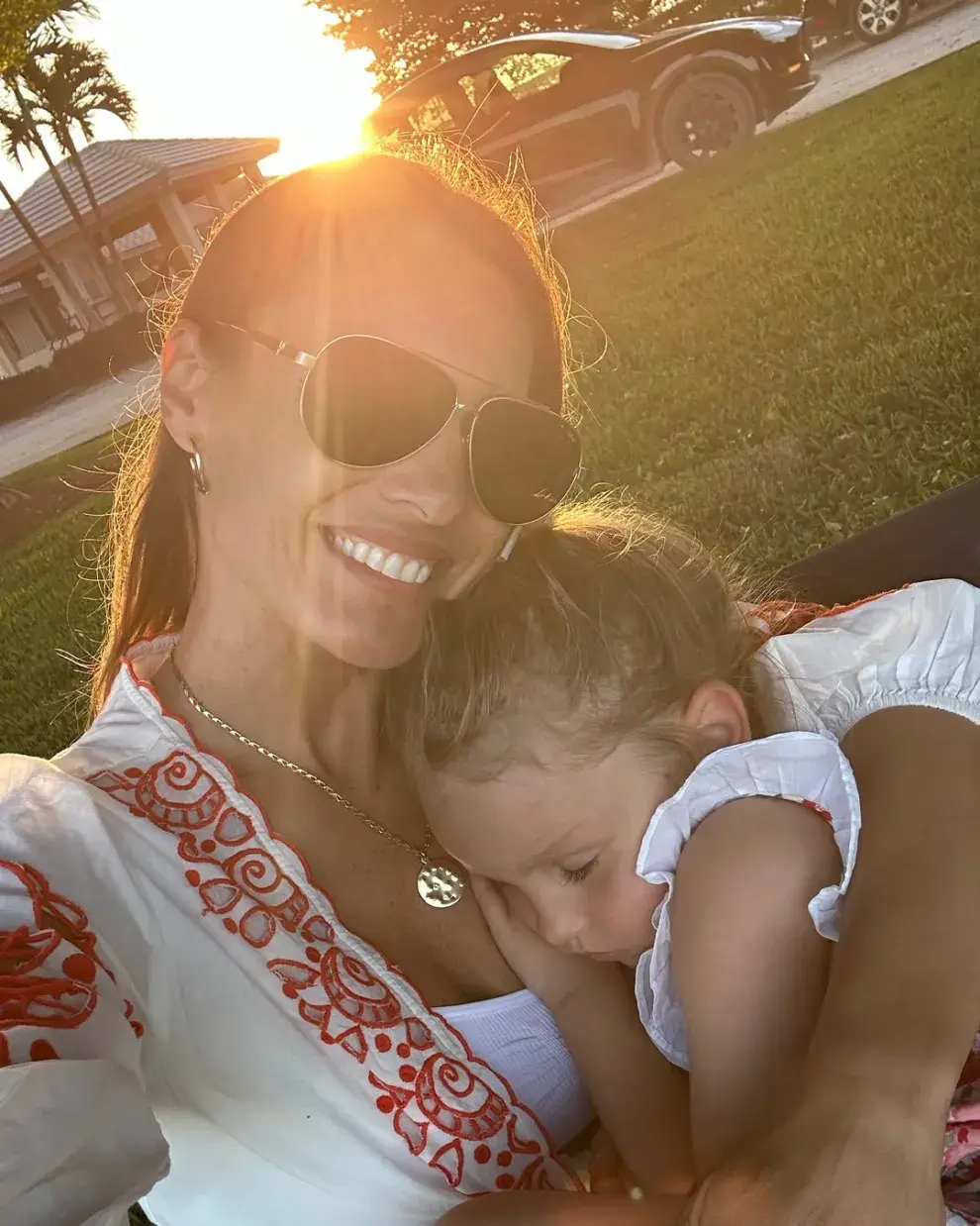 El look boho chic en composé de Pampita y su hija Anita.