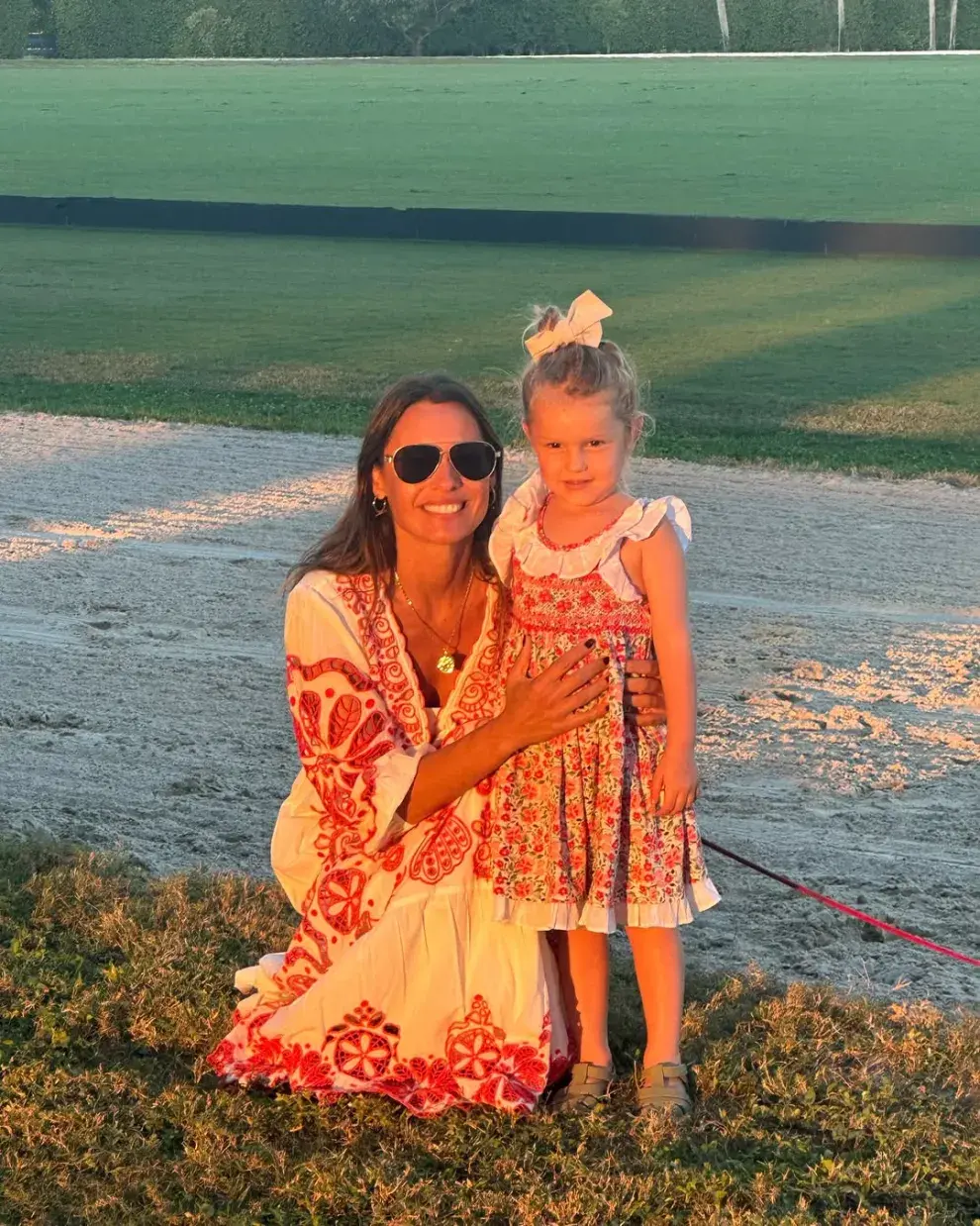 El look boho chic en composé de Pampita y su hija Anita.