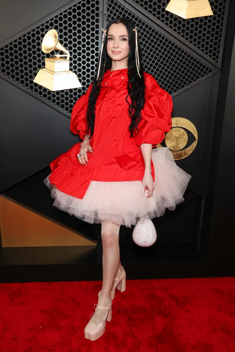 Poppy en la alfombra roja de los Grammys 2025.