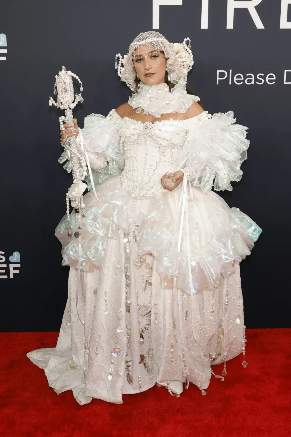 Sierra Ferrell en la alfombra roja de los Grammys 2025.