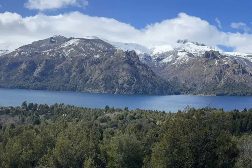 Villa Lago Meliquina es uno de esos paraísos ocultos donde la naturaleza y el paisaje son los verdaderos protagonistas