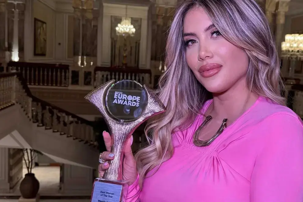 Wanda nara asistió a una entrega de premios en Turquía donde estaba nominada a “Mujer del año” en los Best of Europe Awards y apostó por un vestido en clave barbiecore