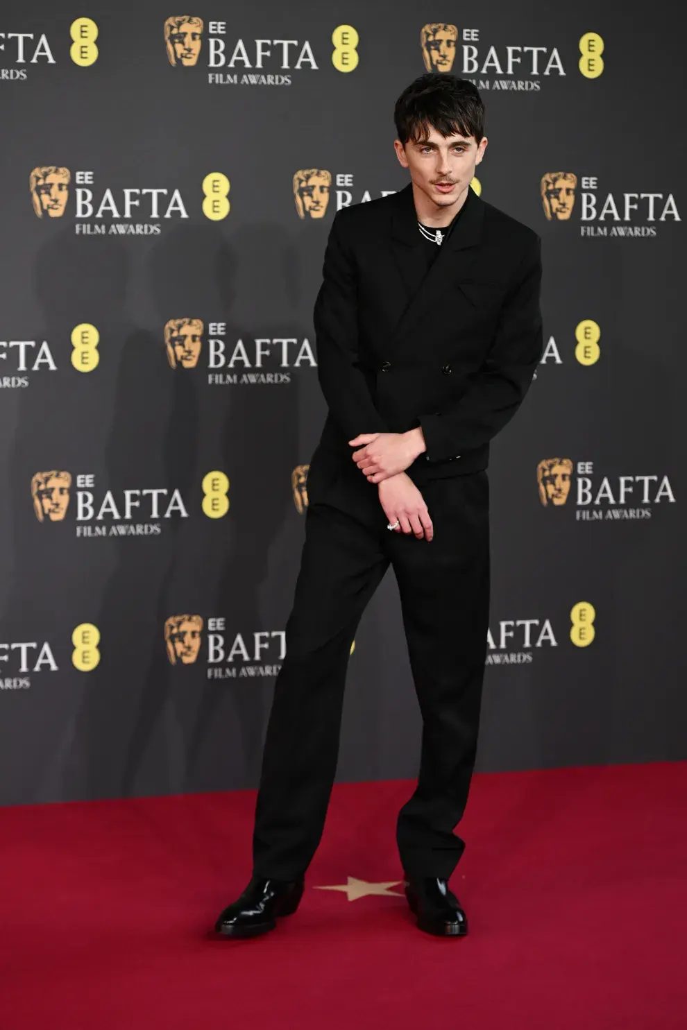 Timothée Chalamet en la alfombra roja de los Premios BAFTA 2025.