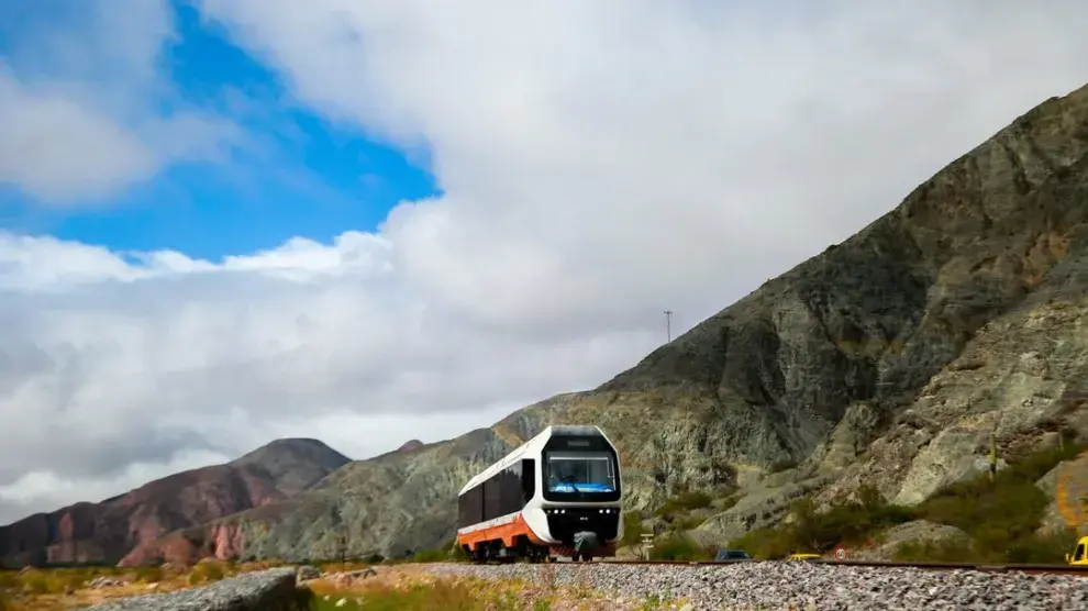 Foto del Tren solar de Jujuy que recorre la Quebrada de Humahuaca.